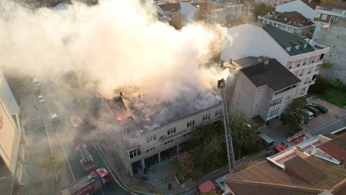 Beylikdüzü'nde iş yerinin çatısı alev alev yandı
