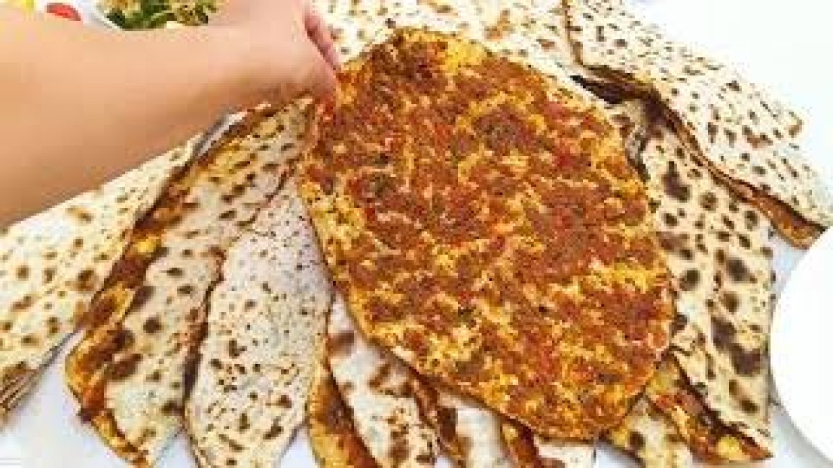Fırınsız çıtır çıtır pide görünümlü lahmacun tarifi! Tadı damağınızdan çıkmayacak