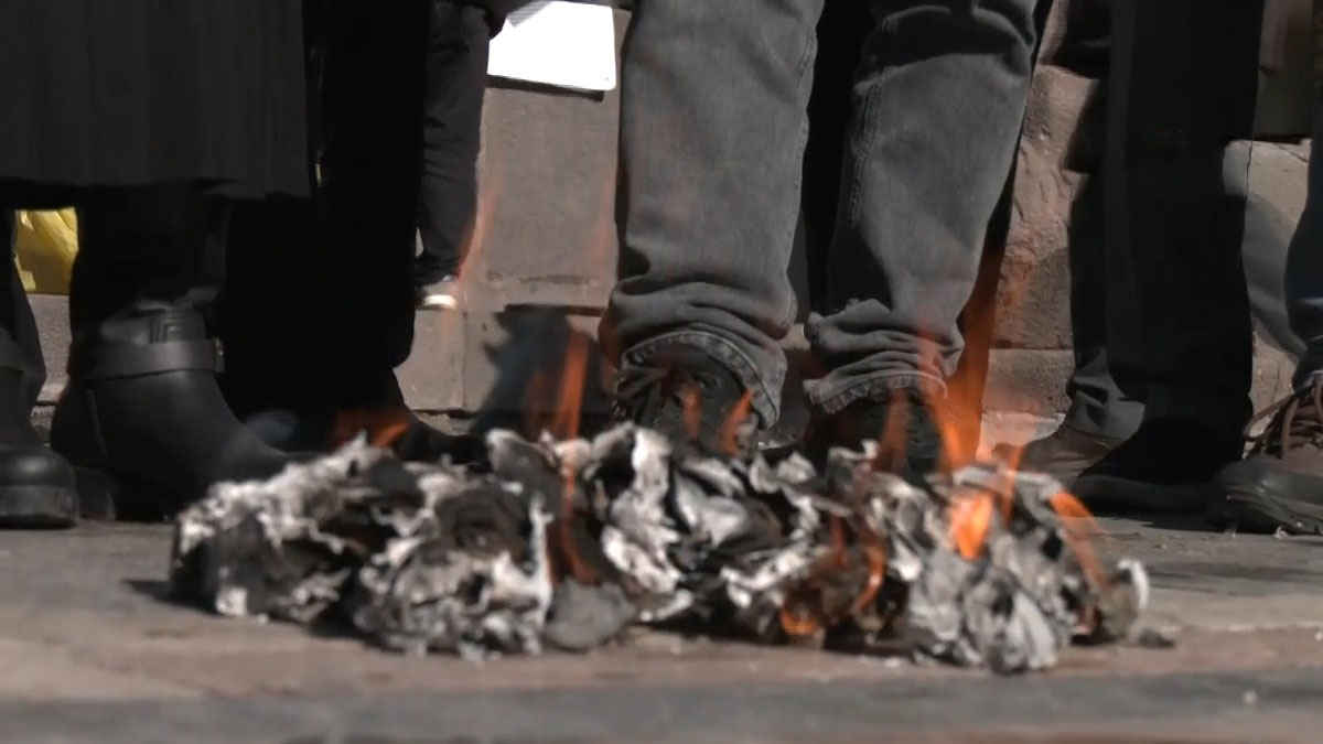 Emekliler faturalarını yakarak maaşları protesto etti: İnsanca yaşamak istiyoruz