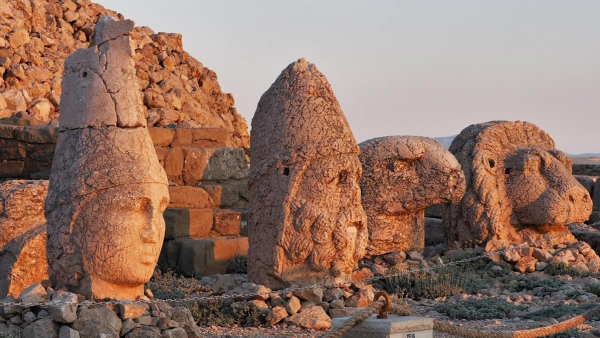 Nemrut Dağı: Türkiye'nin Gizemli Tepesi