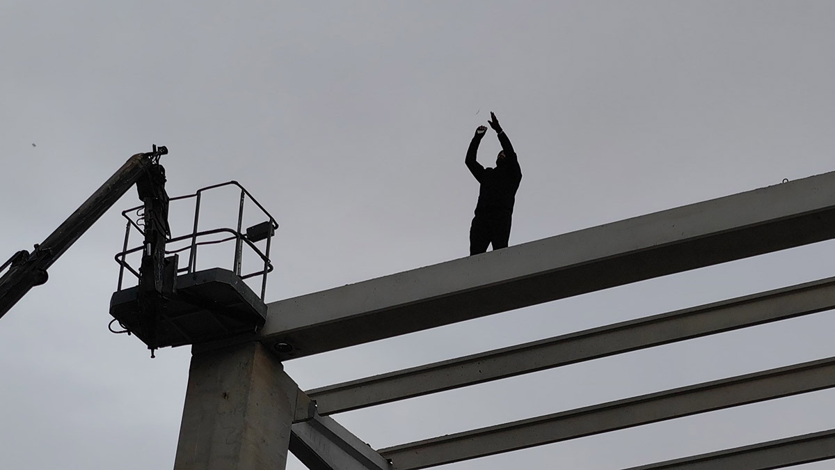 Bursa'da akılalmaz olay! Kovulunca intihara kalkıştı, tazminatını vinçle aldı