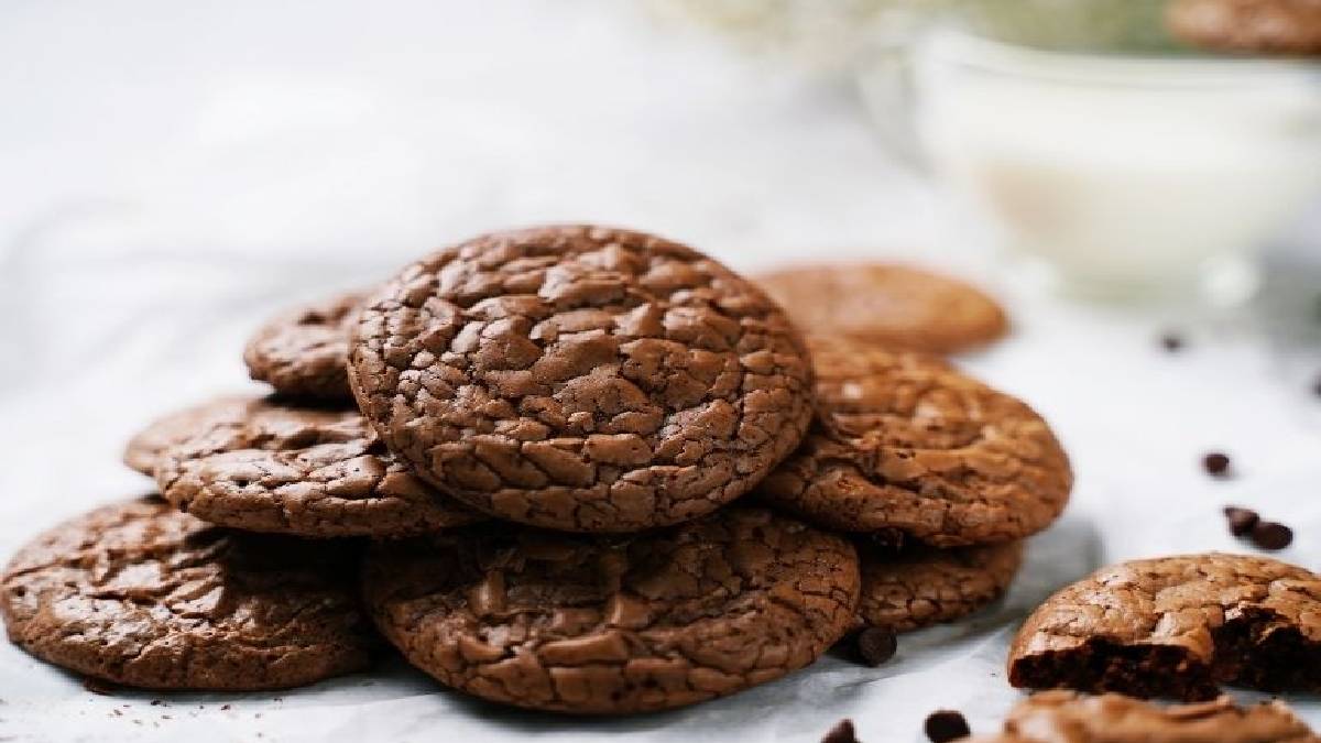 Sıradan kurabiyeleri unutun! Önce gözünüzü sonra midenizi doyuracak! İşte dev browni kurabiye tarifi