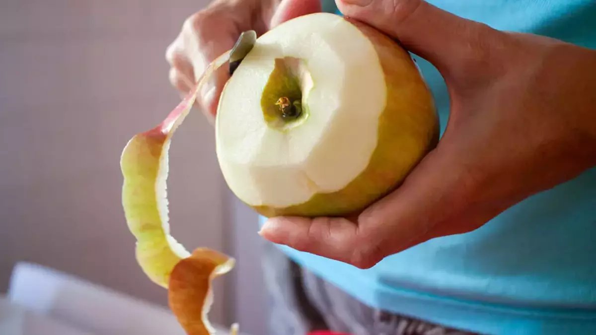 Elma kabuklarını çöpe atmayın! Meğer ne büyük faydası varmış: Çayı bile yapılıyor