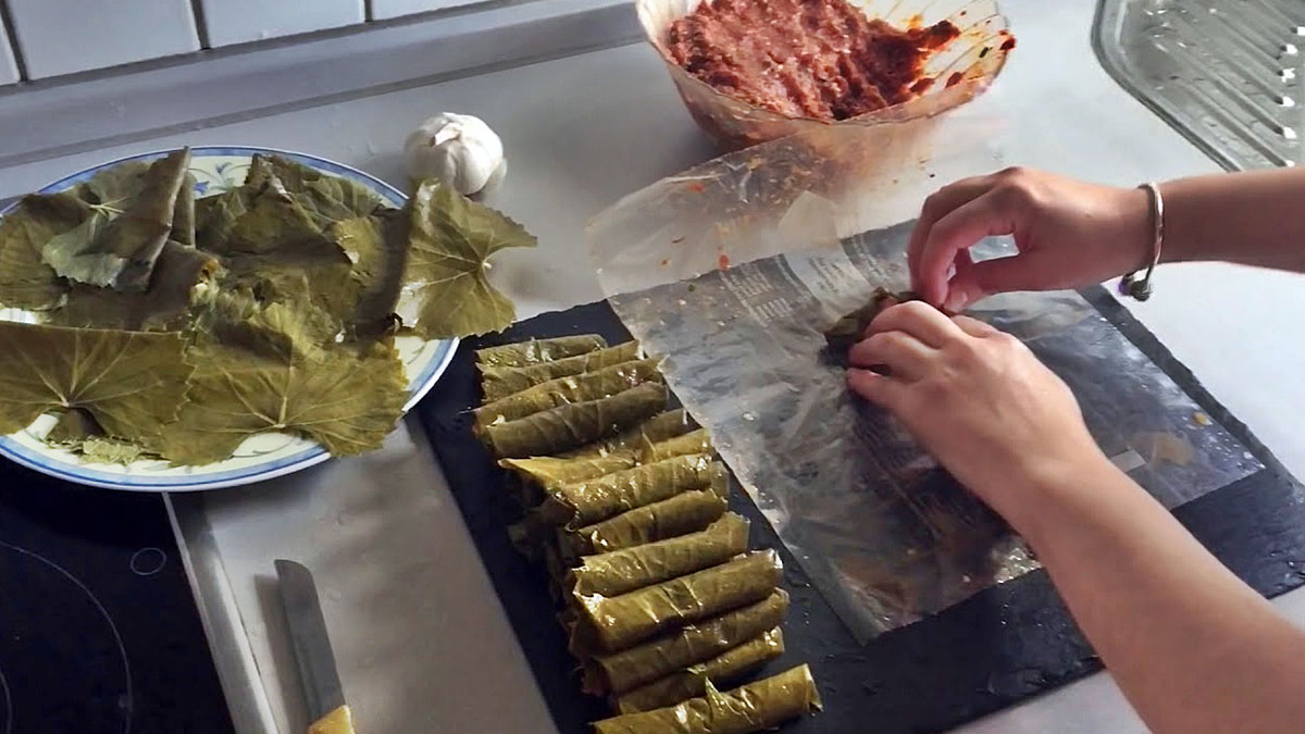 Yaprak sarmak meğer bu kadar kolaymış: Sırrınızı öğrenmek için peşinize düşecekler! Kalem gibi incecik ve sımsıkı oluyor