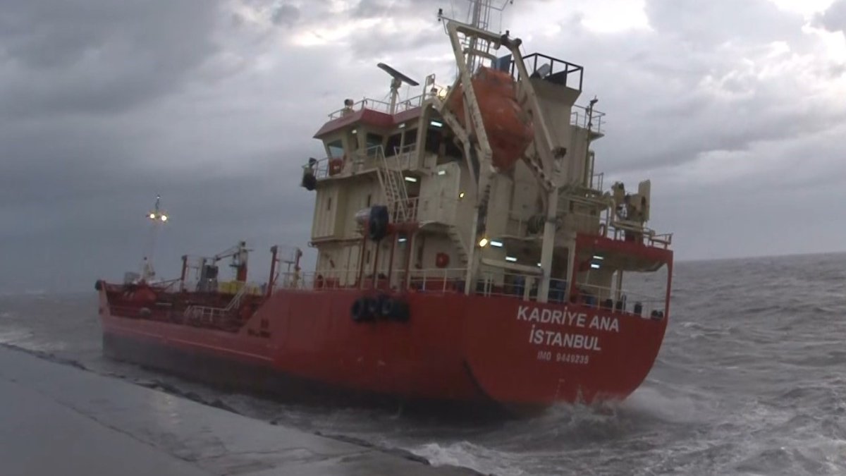 Karaya oturan gemideki mürettebat kurtarıldı