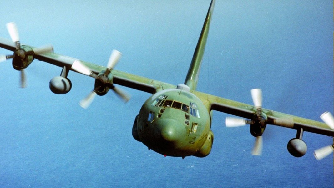 ABD askeri uçağı Japonya'da okyanusa düştü