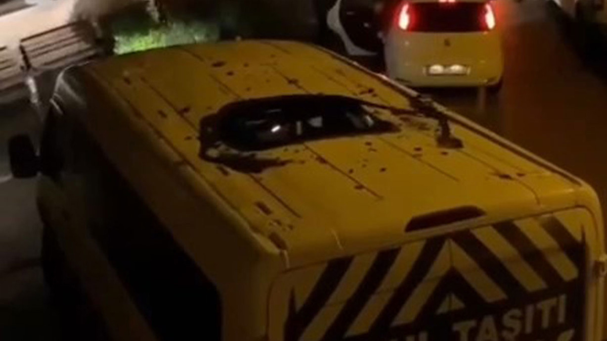 Şiddetli fırtına etkisini sürdürüyor! Evin bacası servis minibüsünün içine düştü