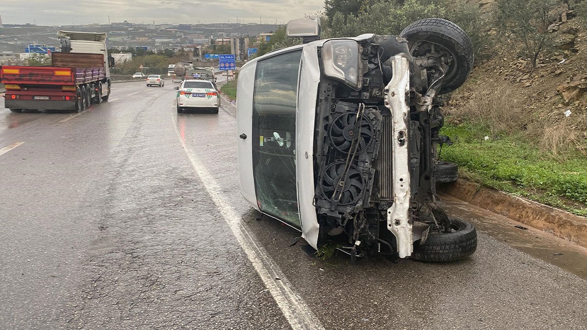 Şoför direksiyon hakimiyetini kaybetti! İşçi servisi devrildi : 1’i ağır 9 yaralı