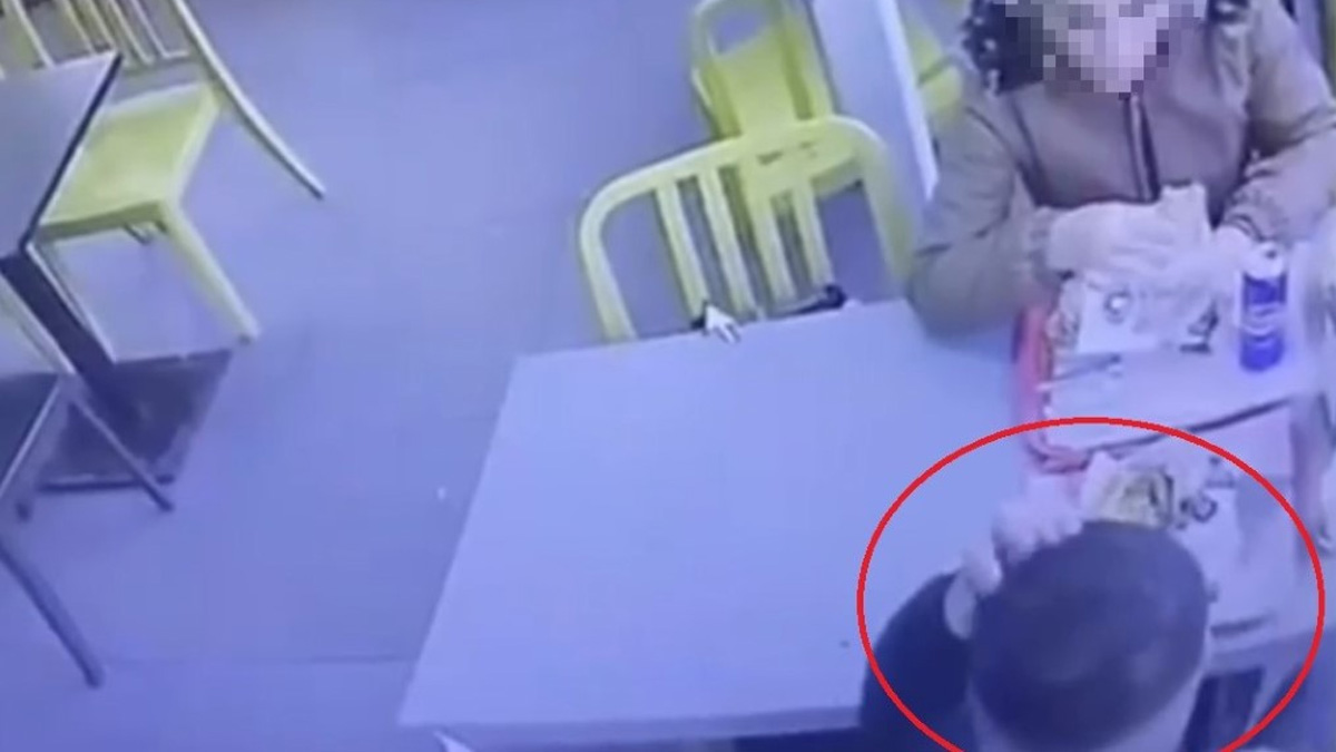 Kopardığı saçını yemeğe attı