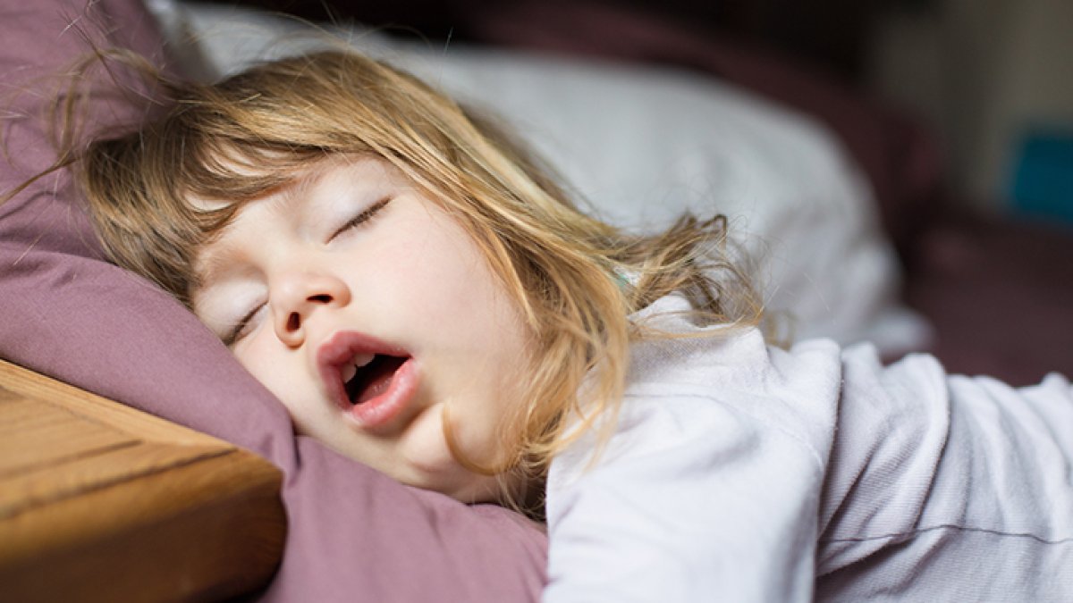 Çocuğunuz gece uyurken horluyorsa dikkat! Uzmanlar sebebini açıkladı: İşitme kaybına bile neden olabilir