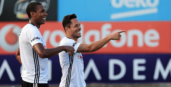 Beşiktaş'ın yeni transfer Adriano ilk idmanına çıktı
