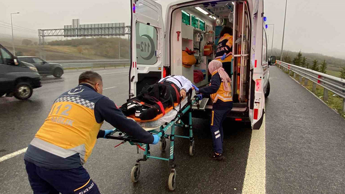 Kuzey Marmara Otoyolu’nda otomobil tıra çarptı: 2’si ağır 3 yaralı