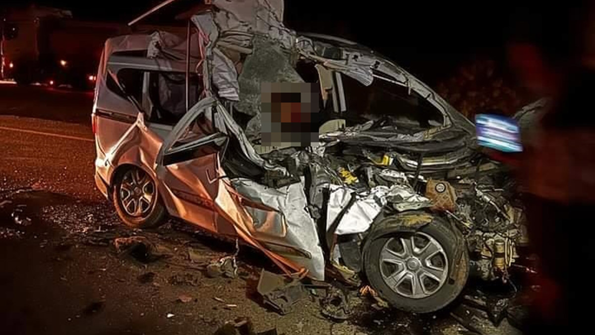 Diyarbakır'da feci kaza! Tıra çarpan hafif ticari araç demir yığınına döndü: 2 ölü