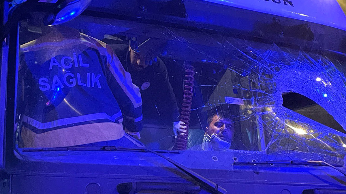 Tırdan düşen demir parçası ön camdan girdi! Sürücü hastaneye kaldırıldı