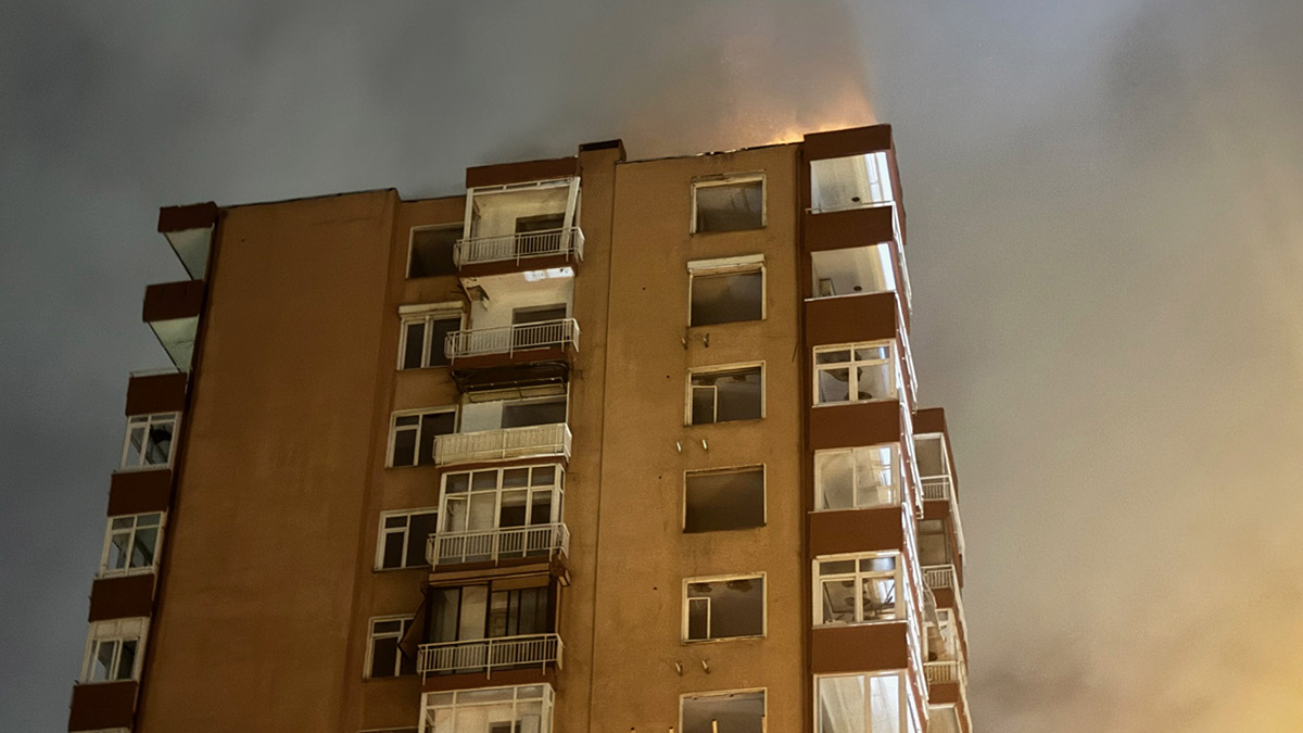 Kadıköy'de 14 katlı binanın çatısına yıldırım düştü