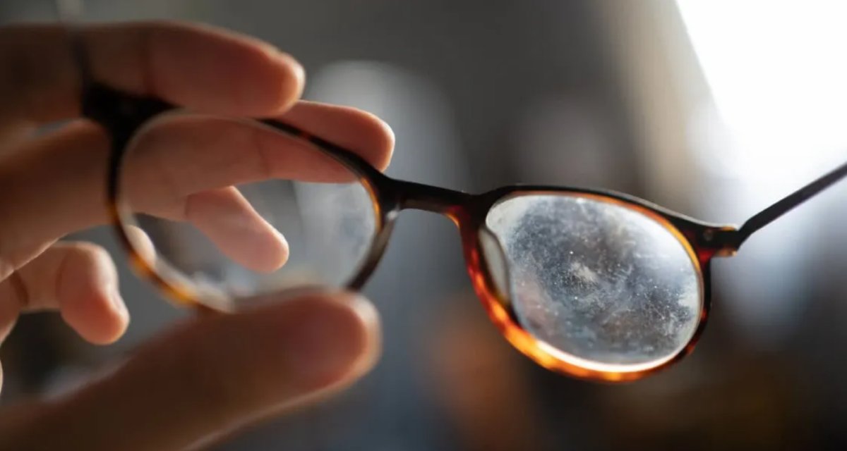 Gözlük camı temizlemek bu kadar basitmiş! Bu yöntemlerle dakikalarca silmenize gerek kalmayacak
