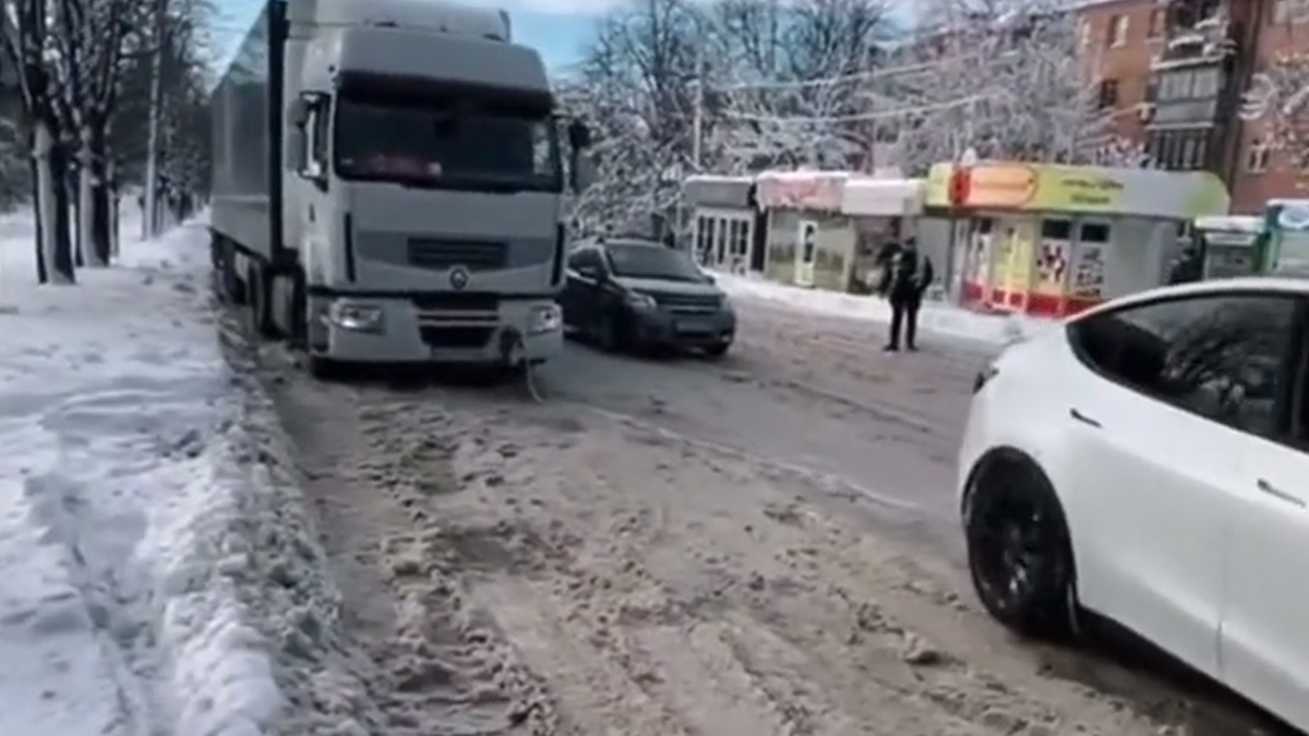 Tesla almak için bir neden daha! Karda yolda kalan TIR'ı böyle çekti... Araba değil canavar