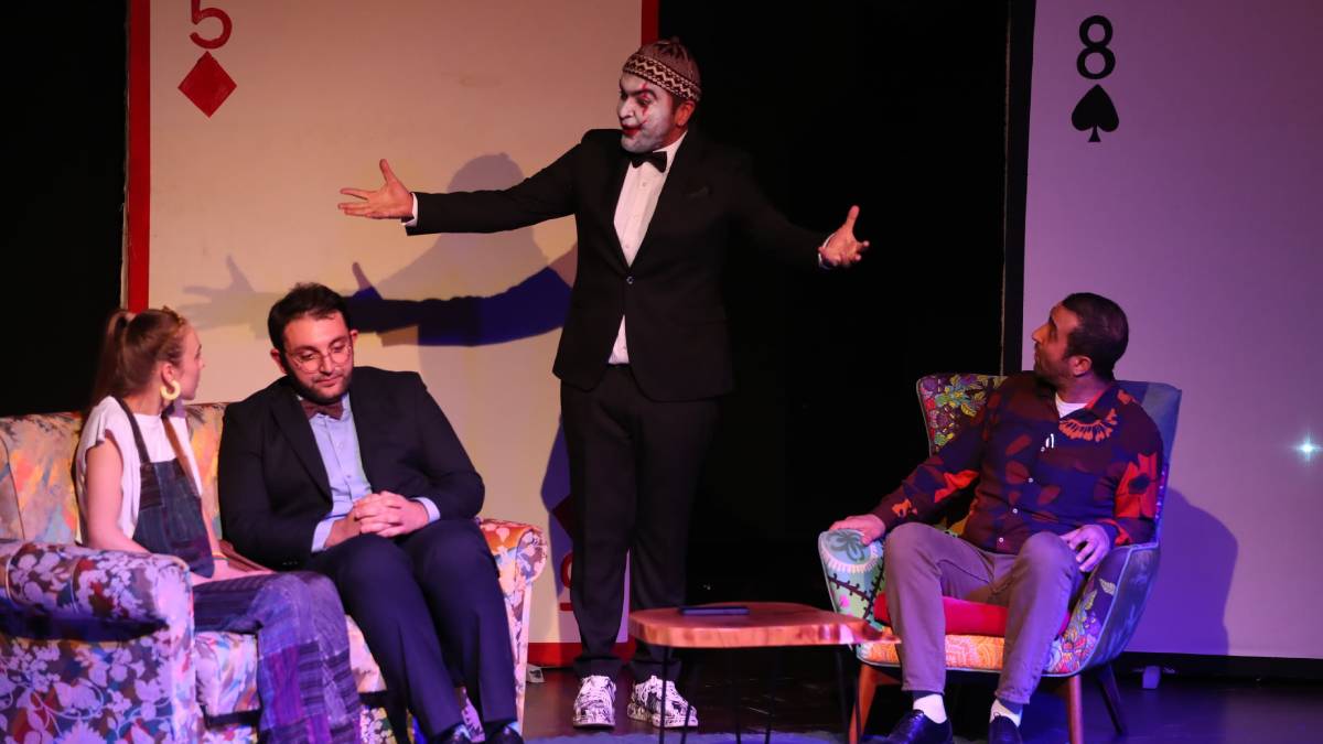 Başkan Doğan, tiyatro oyuncularını ayakta alkışladı