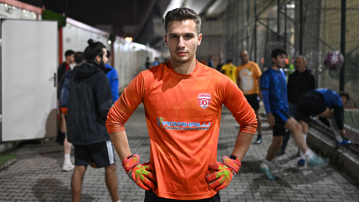 Amatör kaleci ücret karşılığında halı saha maçına çıkıyor