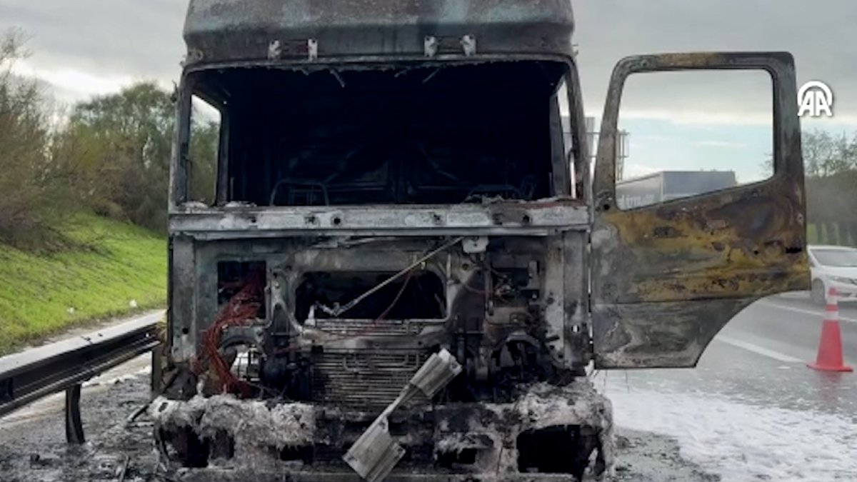 Çatalca'da yakıt tankerini alevler sardı: Sürücü hastaneye kaldırıldı