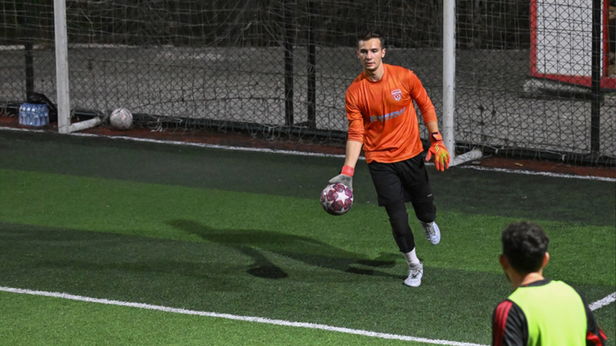 Kendisine takım bulamadı! Amatör kaleci ücret karşılığı halı saha maçlarına çıkıyor