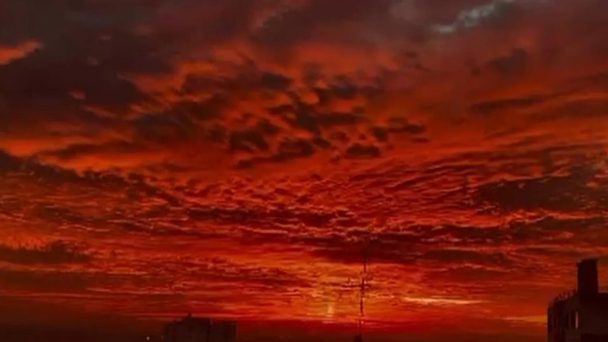 O ilde gökyüzü kızıla büründü! Görenler cep telefonuna sarıldı