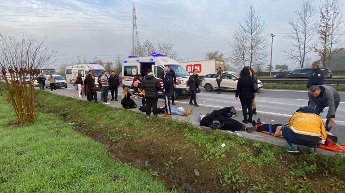 Otomobil minibüse çarptı, ortalık savaş alanına döndü! Onlarca yaralı var