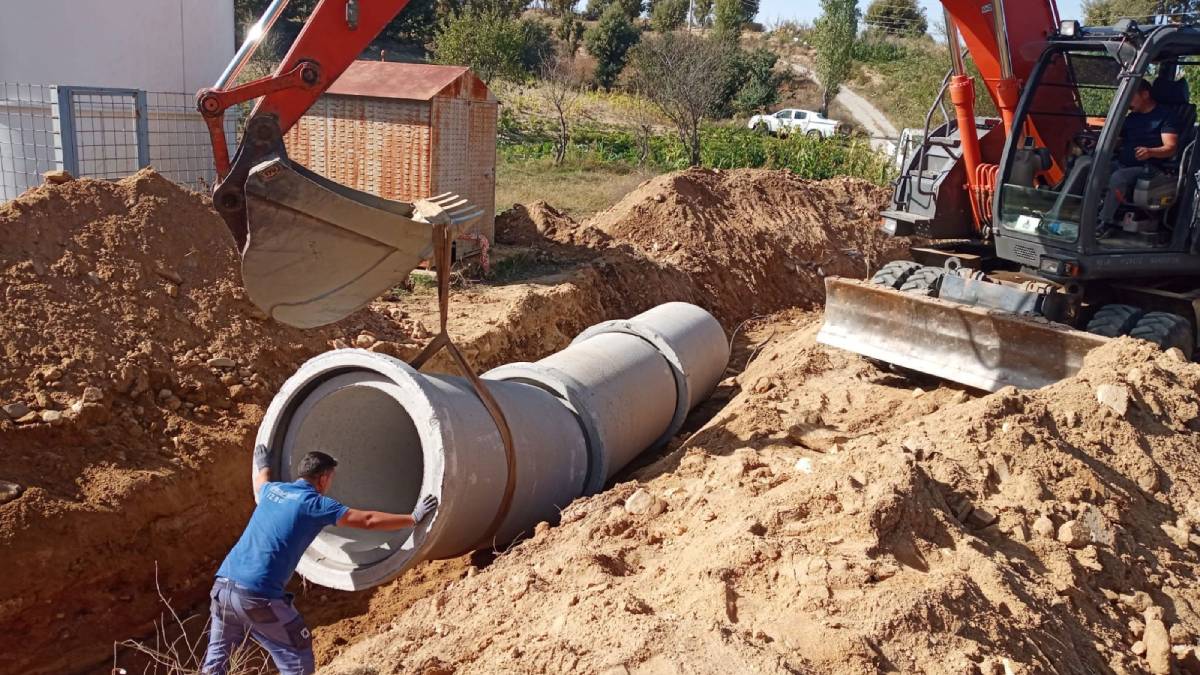 İzmir Büyükşehir Belediyesi İZSU Genel Müdürlüğü şiddetli yağışlarda yaşanabilecek taşkınları önlemek için kent genelinde olduğu