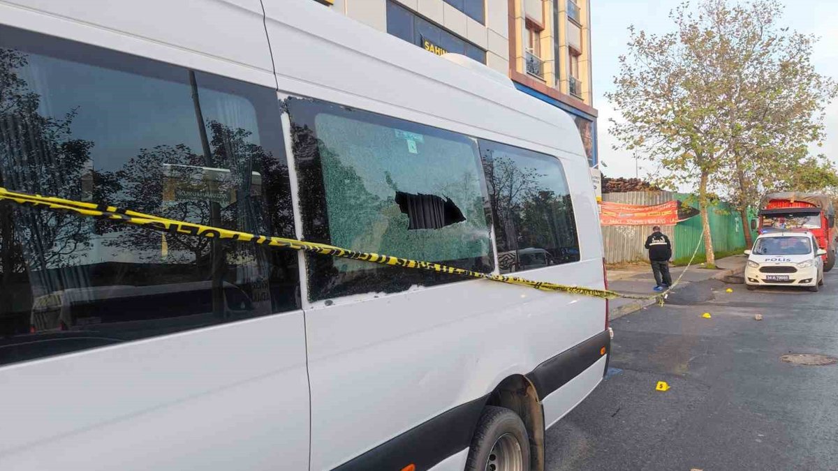 Sultangazi’de bir araca silahlı saldırı: 3 kişi yaralandı