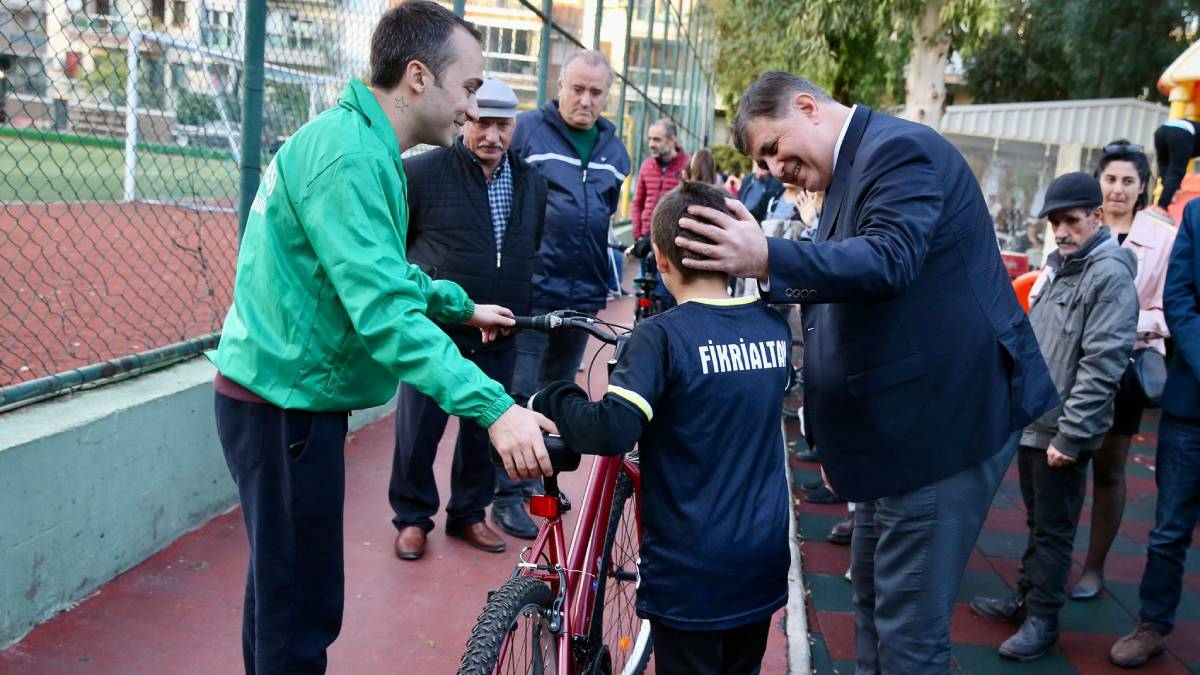 Karşıyaka’da çocuklar hayallerindeki bisikletlere kavuştu