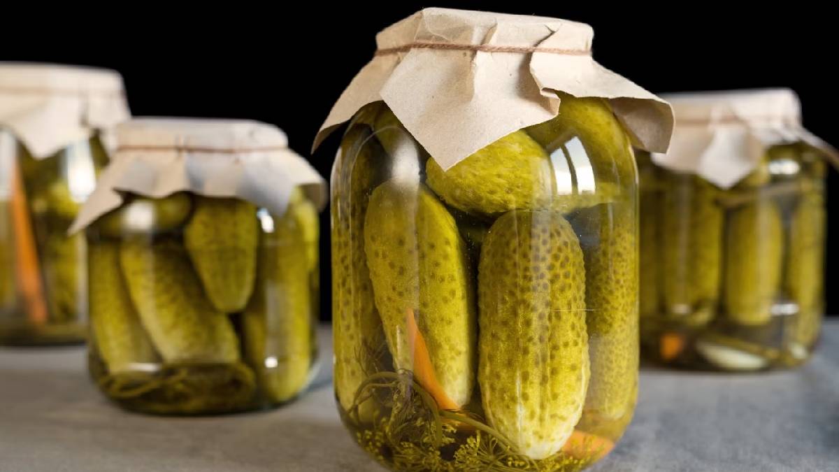 Turşunun dibine bir dilim ekle ve mucizeyi izle! 1 değil 2 yıl boyunca kütür kütür kalıyor