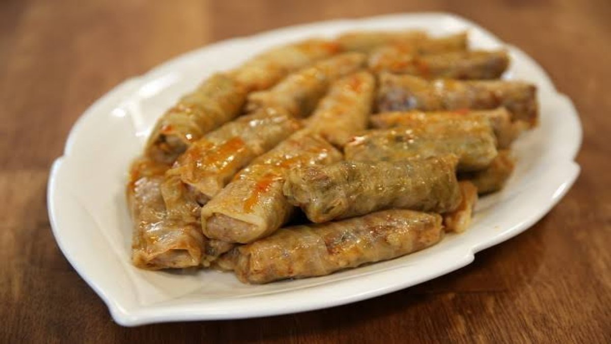 Taş gibi lahana sarmanın püf noktası! Lezzeti parmak yediriyor