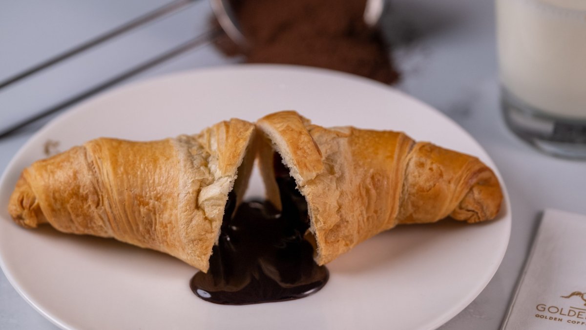 Kimler evinde sıcacık, çıtır çıtır kruvasan yapmak istemez ki! Çikolatası içinden taşacak! İşte evde kruvasan tarifi