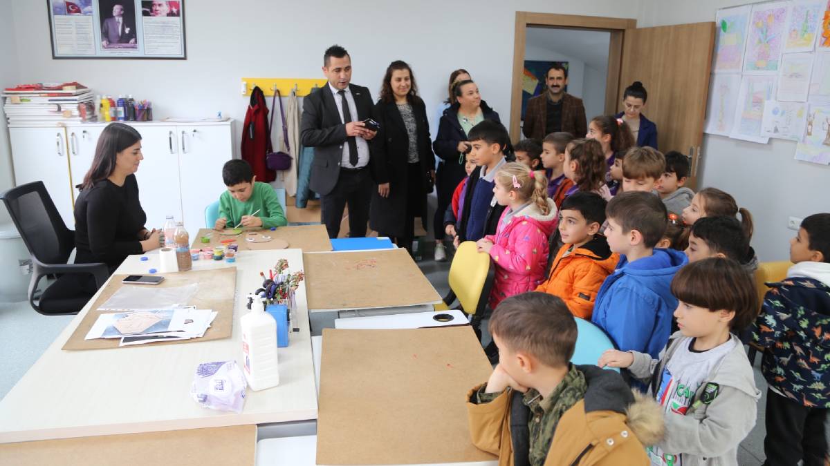 Minik öğrencilerden Otizm Yaşam Merkezi’ne empati ziyareti