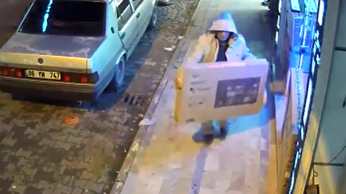 Manisa'da televizyon hırsızlığı! Gözüne kestirdiği televizyonu kucaklayıp götürdü