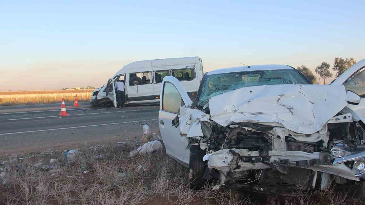 Öğretmenleri taşıyan minibüs kaza yaptı: Yaralılar var
