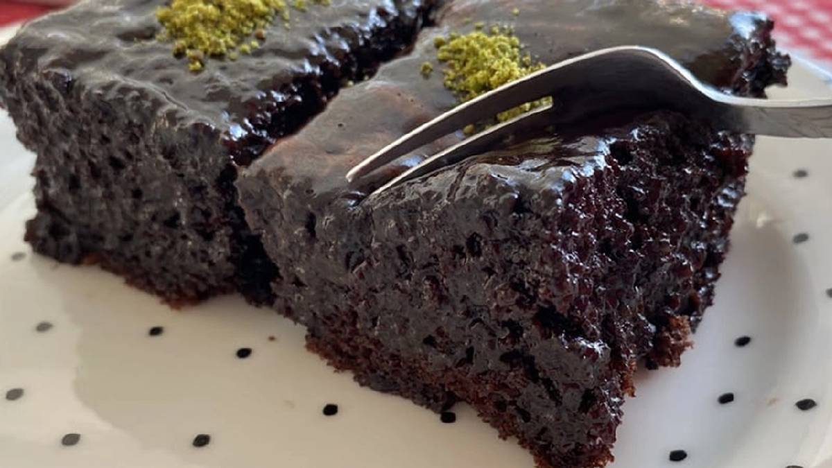 Bu kek hüngür hüngür ağlıyor! Bir yiyen bir de yemeyen pişman olacak! İşte tam kıvamında browni kek tarifi