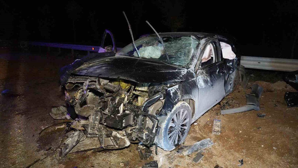 Kocaeli'de feci kaza! Belediye otobüsüyle kafa kafaya çarpışan otomobil hurdaya döndü