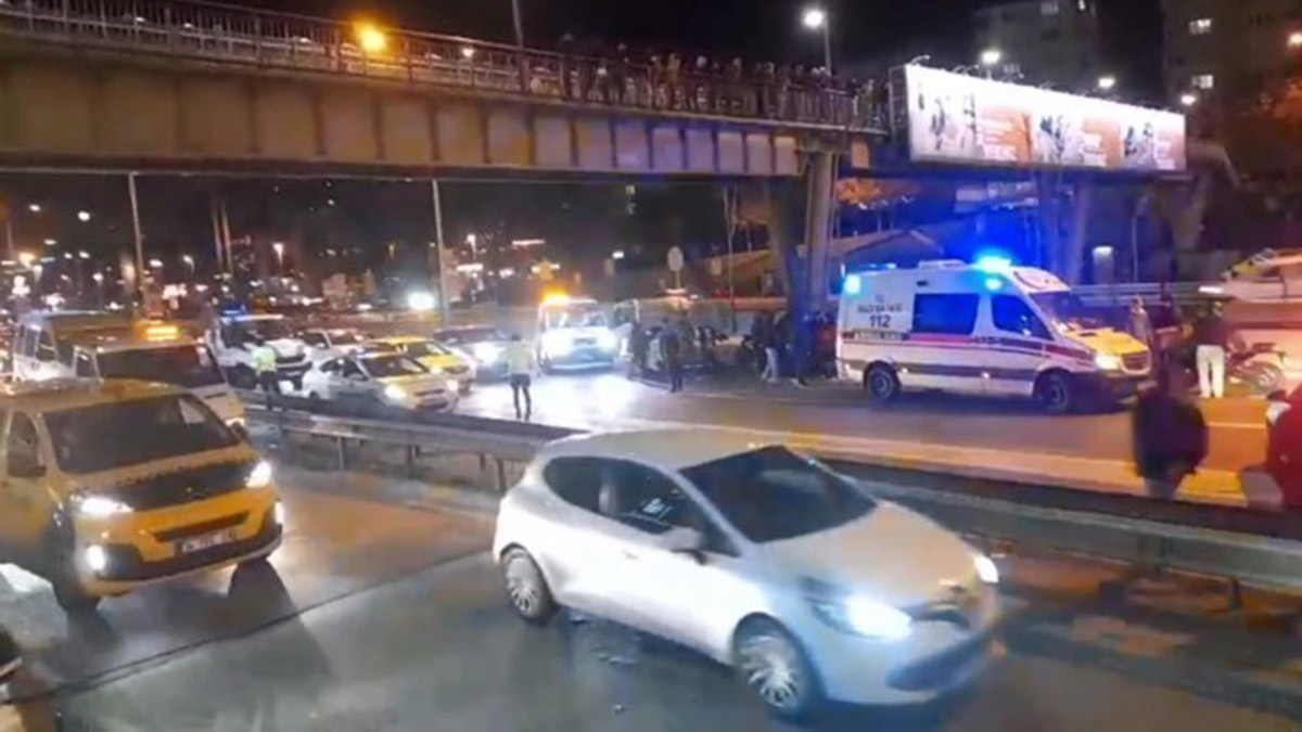 Kadıköy'de üst geçitten atlayan bir kişi ağır yaralandı