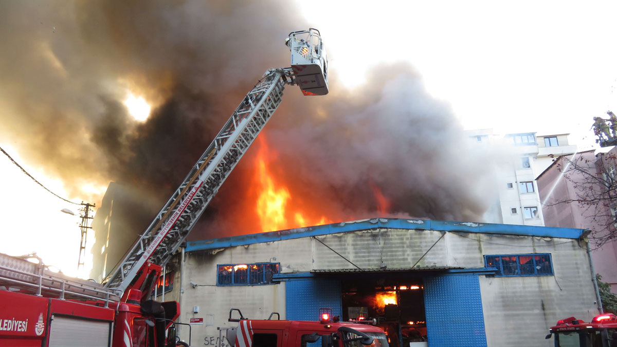 Maltepe'de iş yeri yangını: İtfaiye ekiplerinin müdahalesi sürüyor