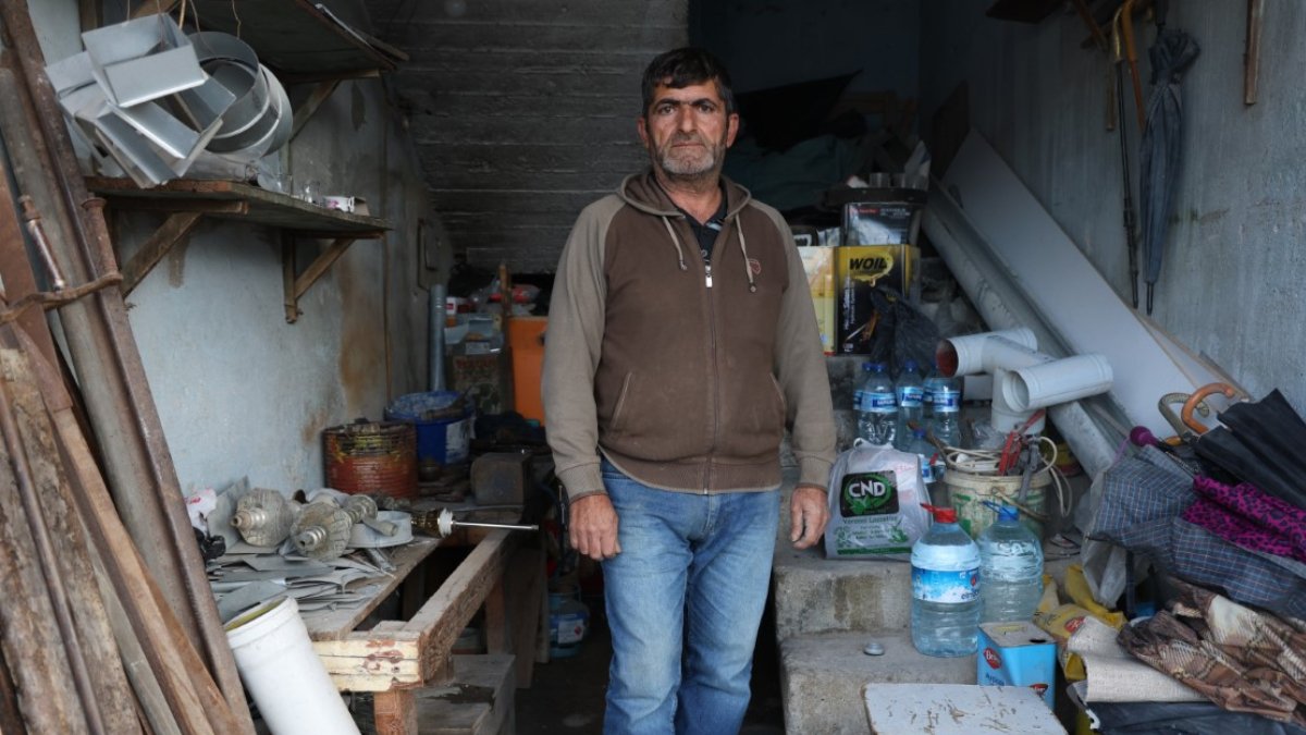 Bir taraf enkaz bir taraf yaşam... 35 yıldır ekmeğini çekiçten çıkarıyor