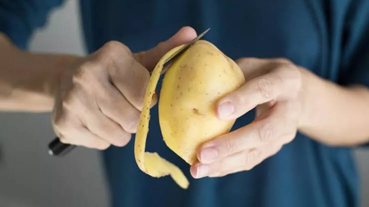 Patates kabuğunu çöpe değil robata atıp 1 kaşık tuz ekleyin! Bakın ne oluyor?