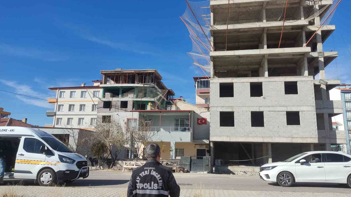 Kalıp ustası inşaatın beşinci katından düştü hayatını kaybetti