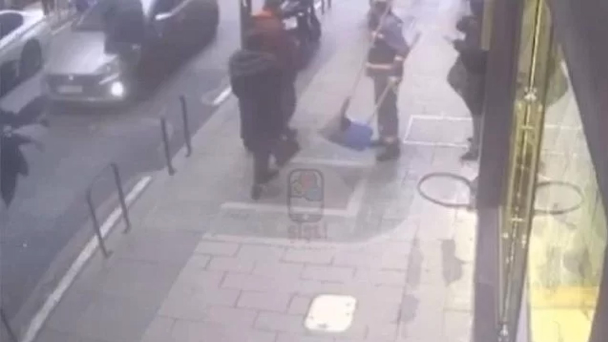 Görenler hayretle izledi! Yolda alacaklısını gördü arabasının üstüne atladı