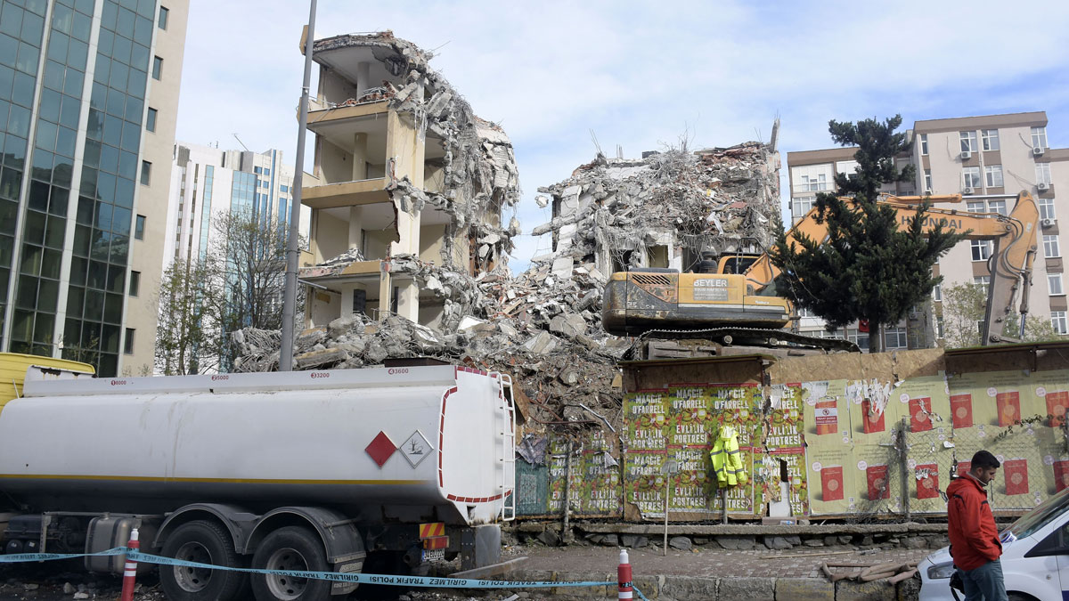 Beşiktaş'ta 11 katlı binanın yıkımında yola moloz düştü: 3 araç hasar gördü, 1 kişi yaralandı