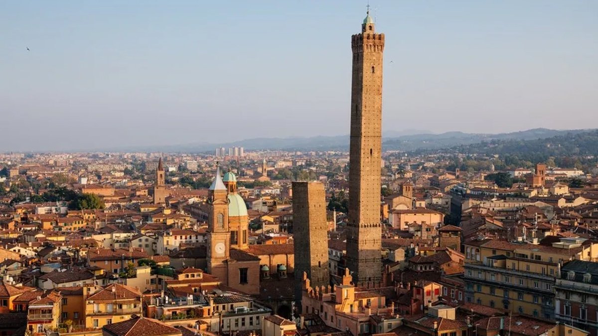 İtalya'nın bin yıllık Garisenda Kulesi için alarm zilleri: Yıkılma tehlikesiyle mühürlendi