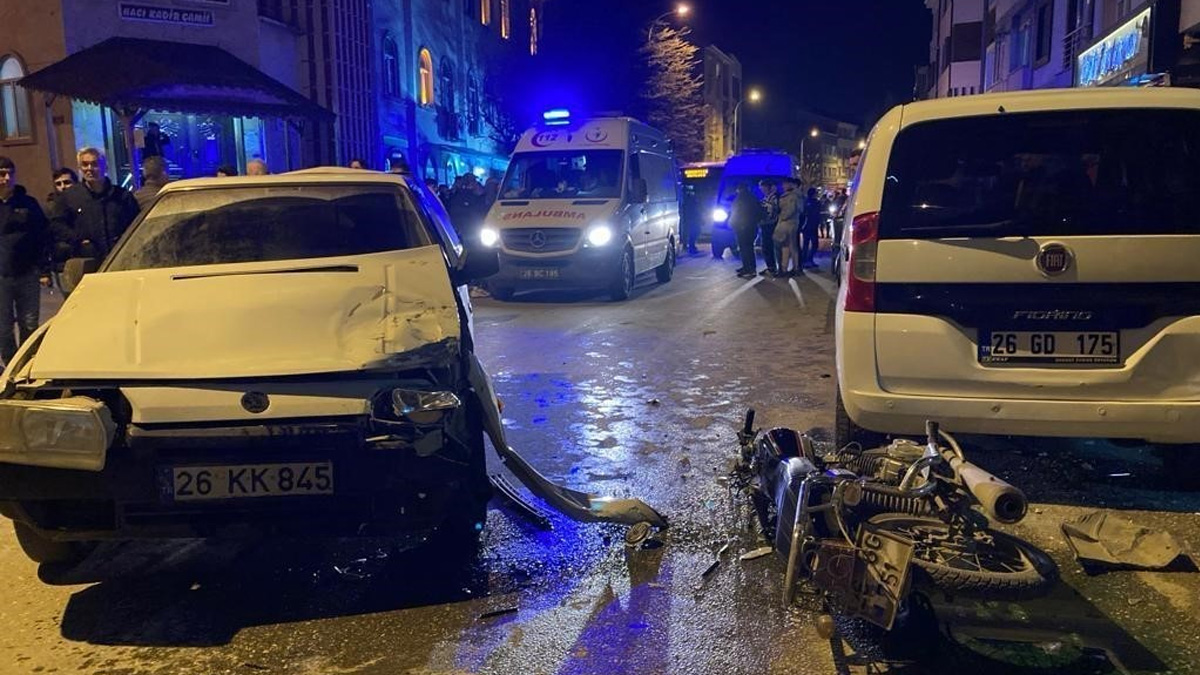 O anlar kameralara yansıdı! Motosiklet ile araç çarpıştı, sürücü ve yolcu ağır yaralandı