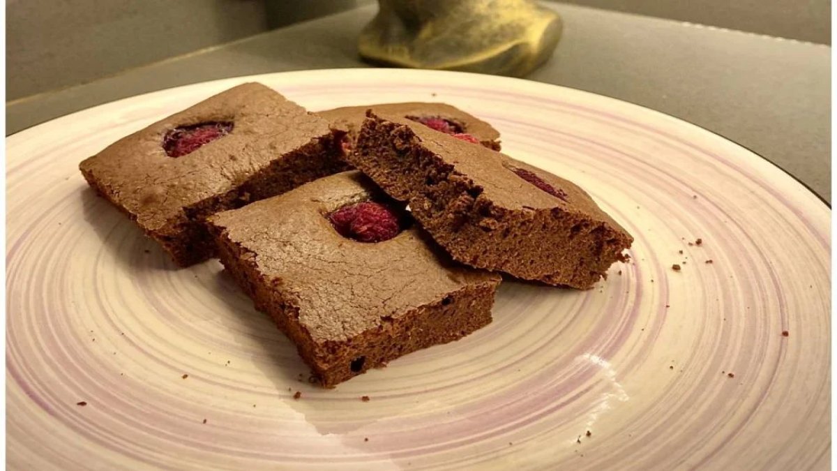 Çat kapı gelen misafirlere hızlı kek! Sadece 3 malzeme ile yapılıyor: Maliyeti az, lezzeti çok