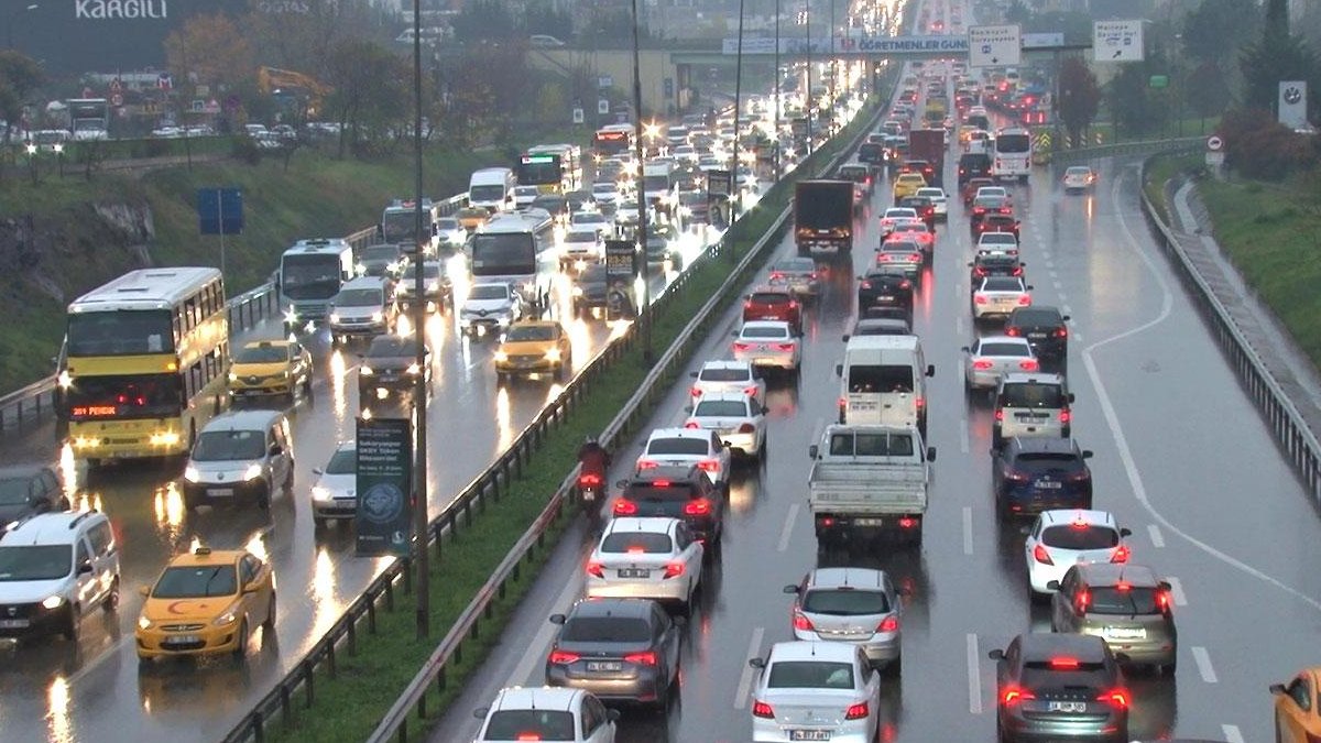 Sürücüler dikkat! İstanbul'da haftanın ilk günü trafik felç: İşte ulaşımın durduğu bölgeler...