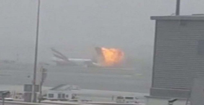 Dubai Havalimanı´na acil iniş yapan uçak alev aldı